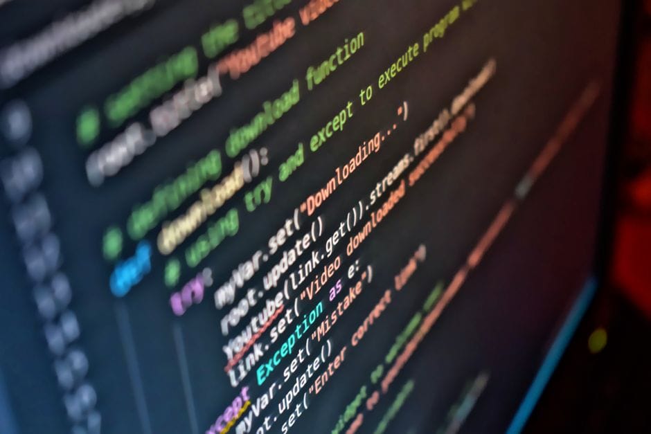 Interface de Lovable AI avec l'éditeur de code, l'aperçu en direct, et le panneau d'instructions IA visibles simultanément
