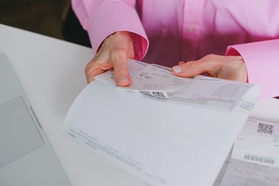 Artisan rédigeant un devis sur son ordinateur avec assistance d'une IA générative