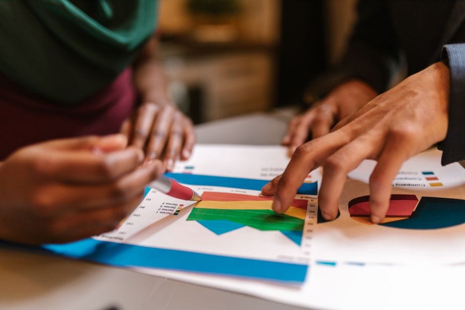 Tableau comparatif des solutions IA : automatisation versus prédiction, coût d'implémentation, durée de déploiement