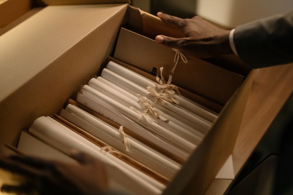 Manager vérifiant l'automatisation du tri des emails avec une application IA sur un ordinateur de bureau