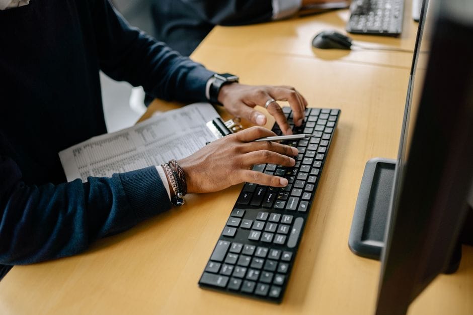 Responsable IT en PME analysant les processus métier pour identifier les cas d'usage IA prioritaires en entreprise Vendée
